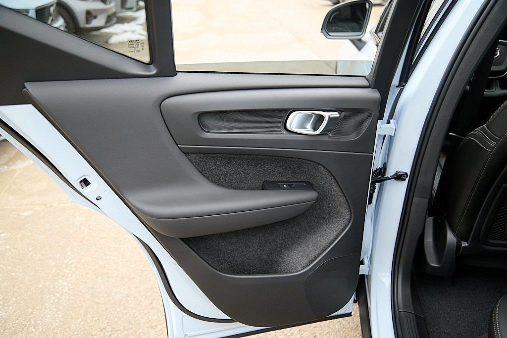 2026 VOLVO XC40 - Image 17