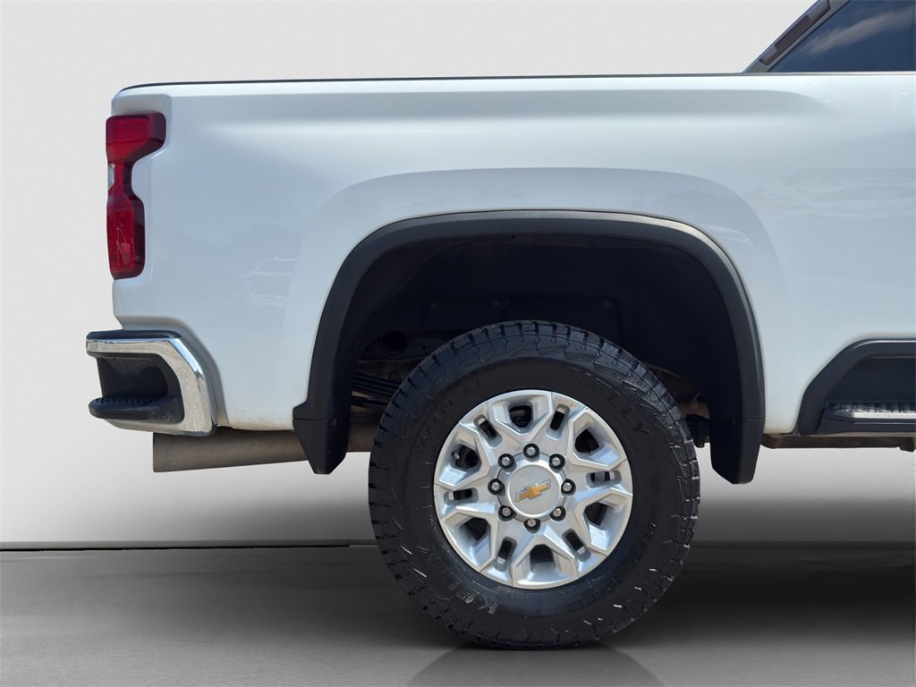 2021 Chevrolet Silverado LT photo 17