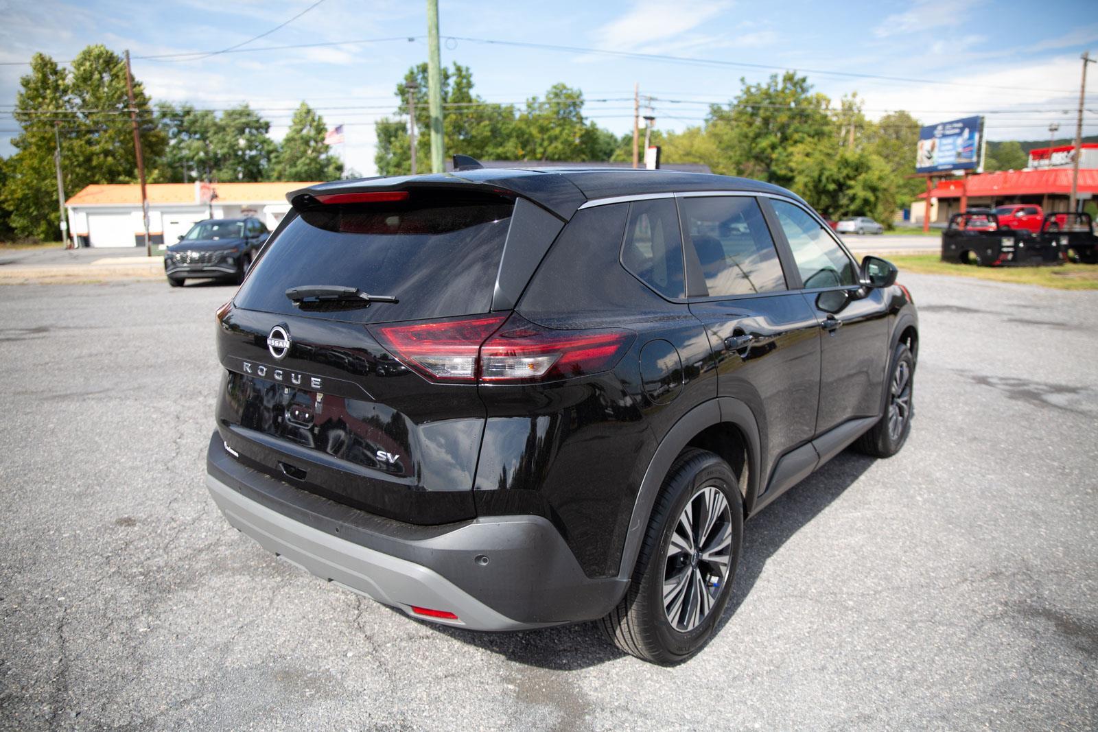 2023 Nissan Rogue SV photo 3