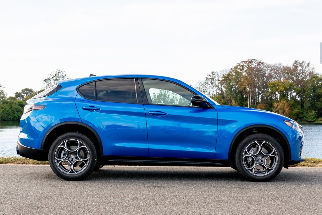 2025 Alfa Romeo Stelvio Sprint Base photo 2