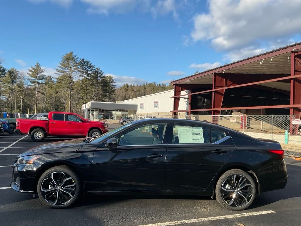 2025 Nissan Altima 2.5 SR photo 3