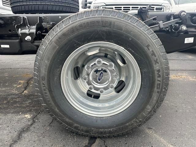 2025 Ford F-350 photo 9