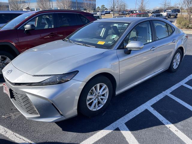 2025 Toyota Camry LE's photo