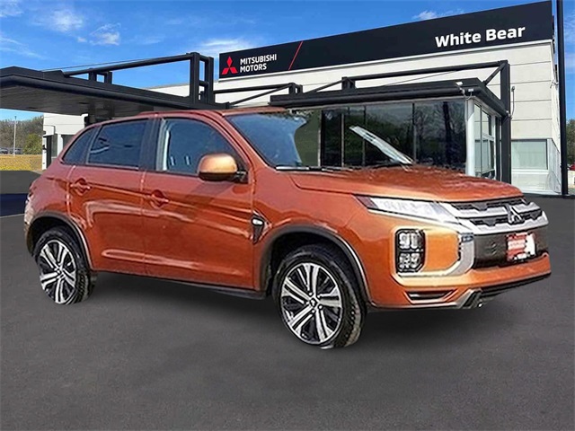 2024 Mitsubishi Outlander ES's photo