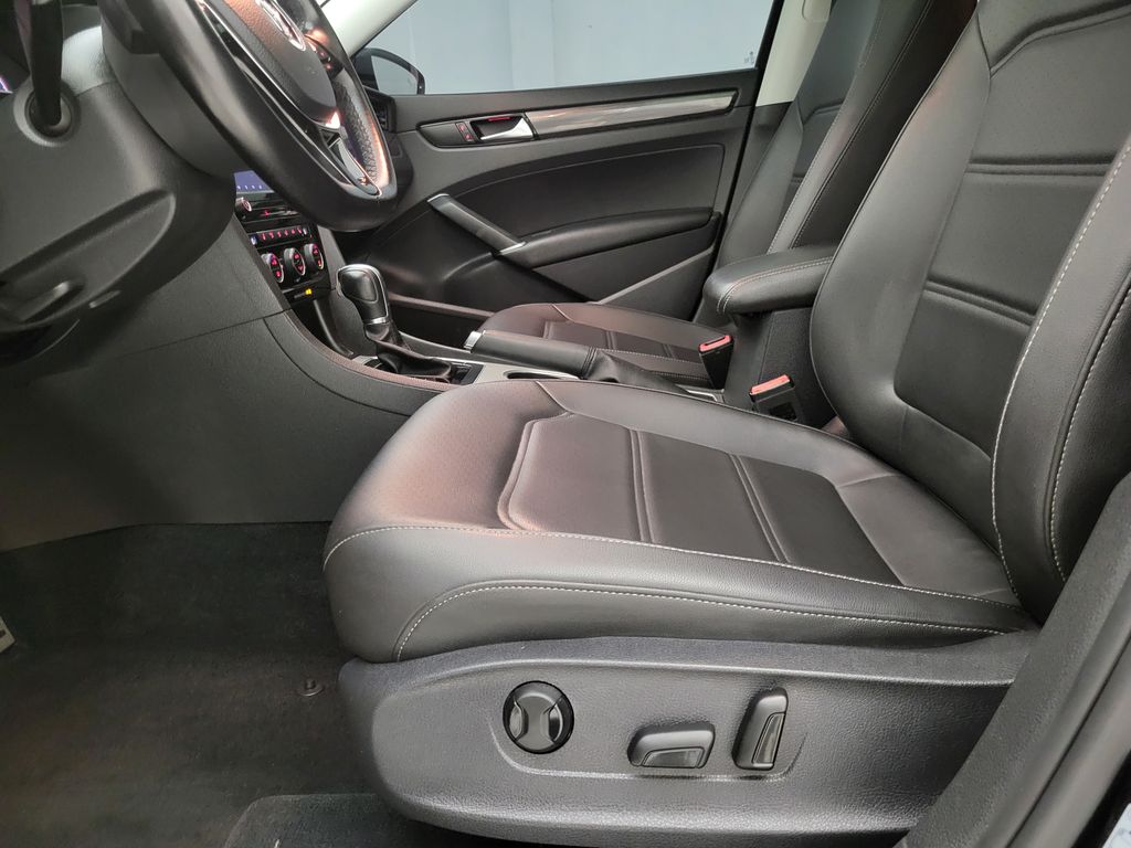 2020 Volkswagen Passat 2.0T R-Line photo 3