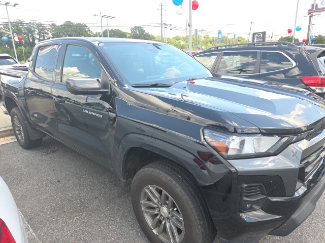 2023 Chevrolet Colorado LT photo 2