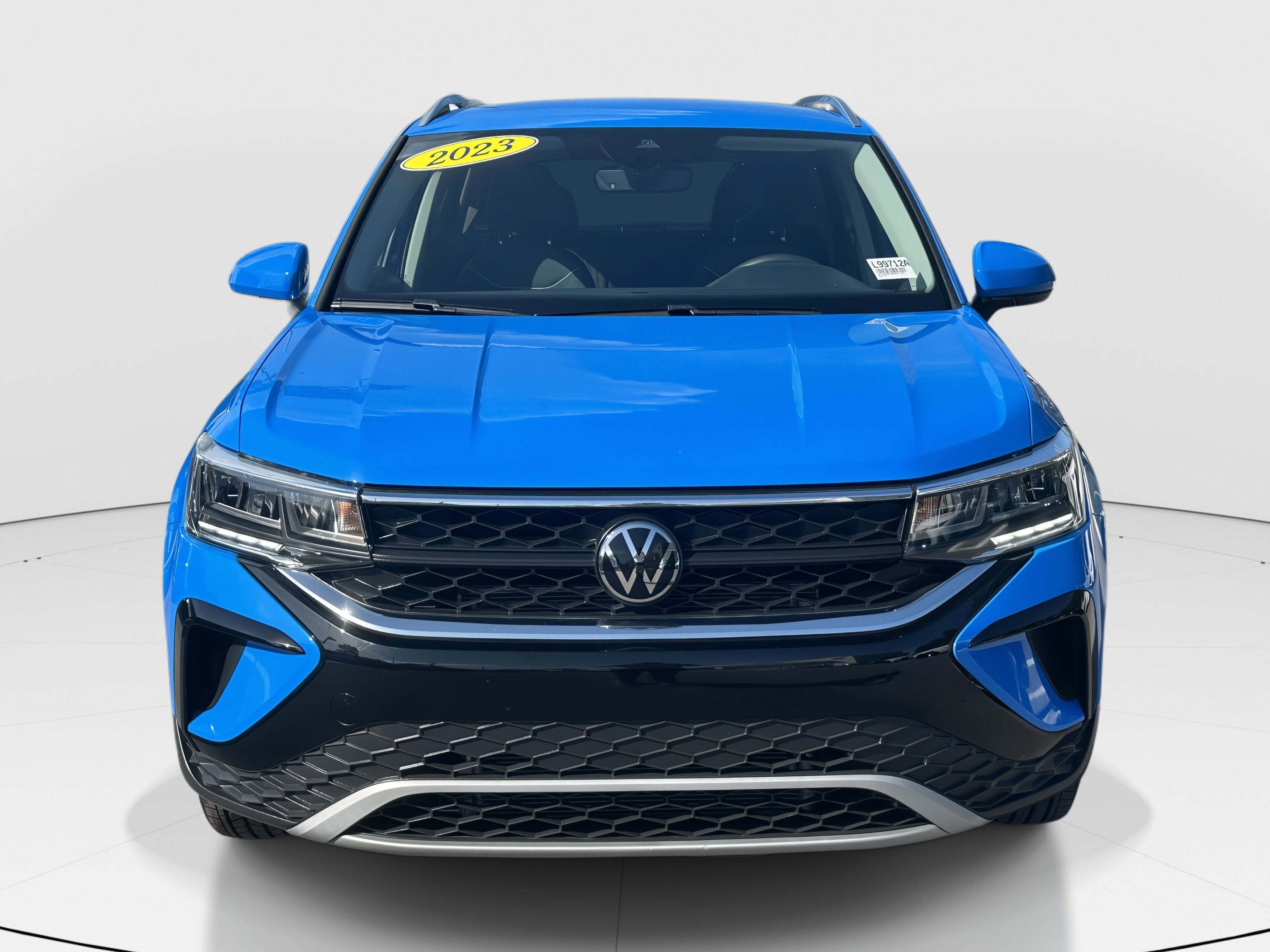 2023 Volkswagen Taos SE photo 3
