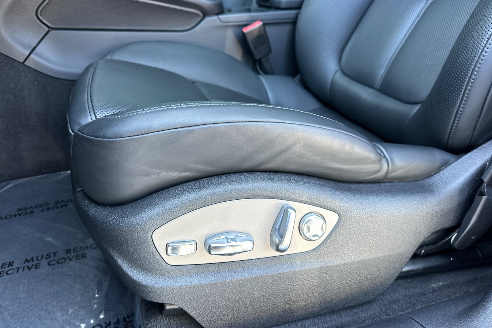 2023 Porsche Macan T photo 14