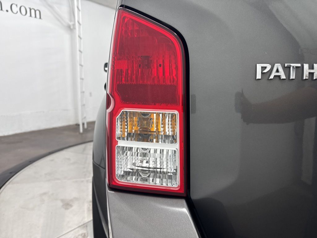2008 Nissan Pathfinder LE photo 5