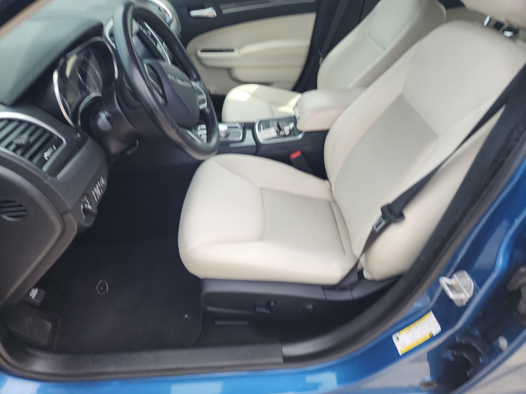 2020 Chrysler 300 Touring photo 11