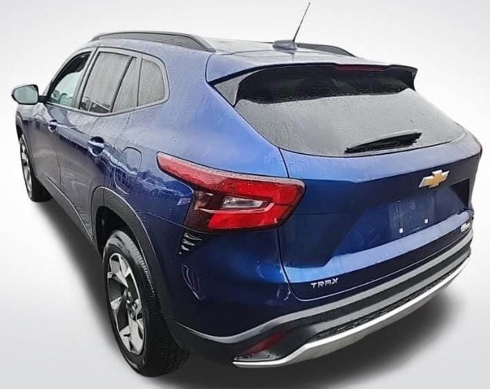 2024 Chevrolet Trax LT photo 3