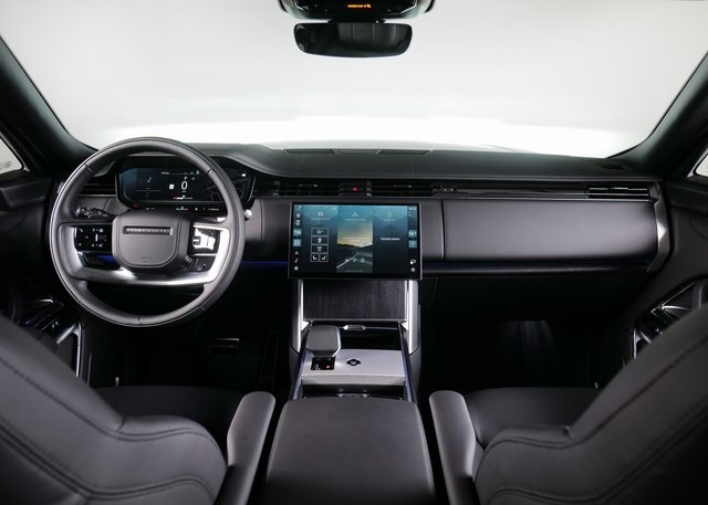 2025 Land Rover Range Rover SE photo 4