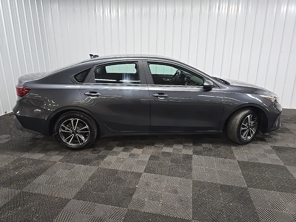 2023 Kia Forte LXS photo 2