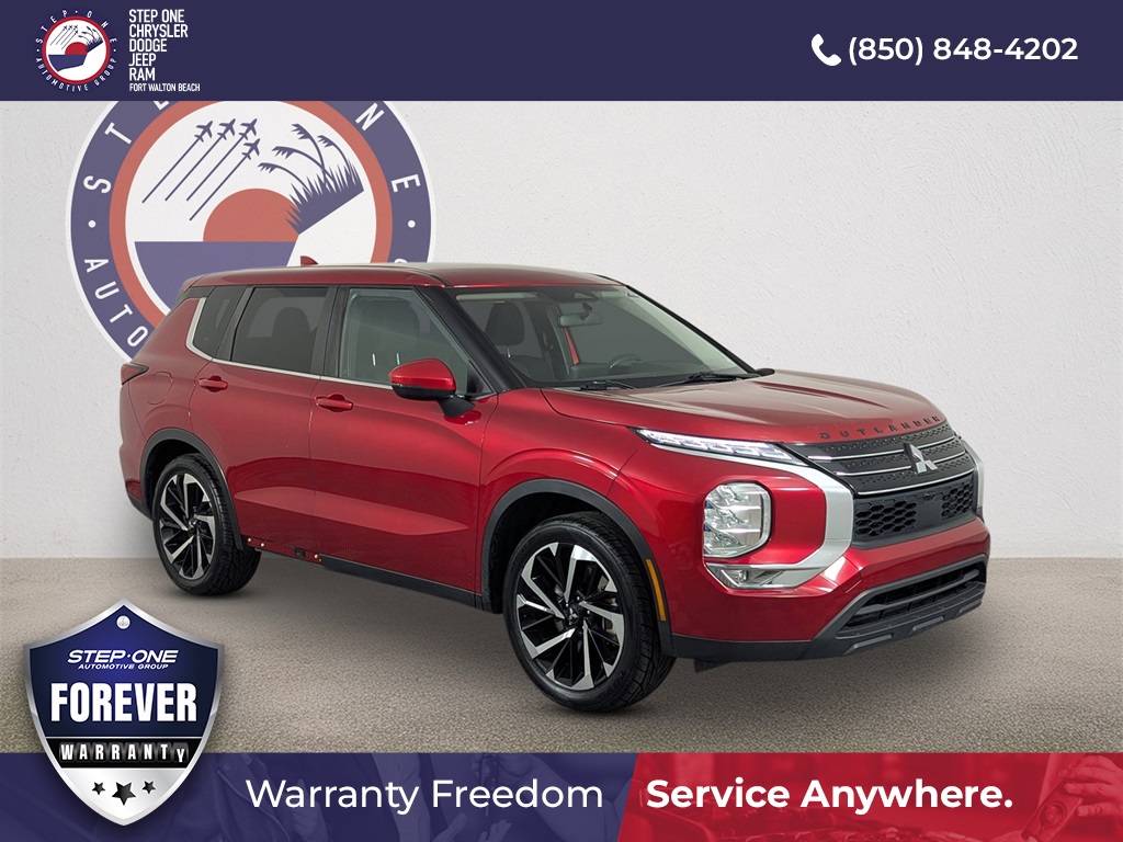 2022 Mitsubishi Outlander ES's photo