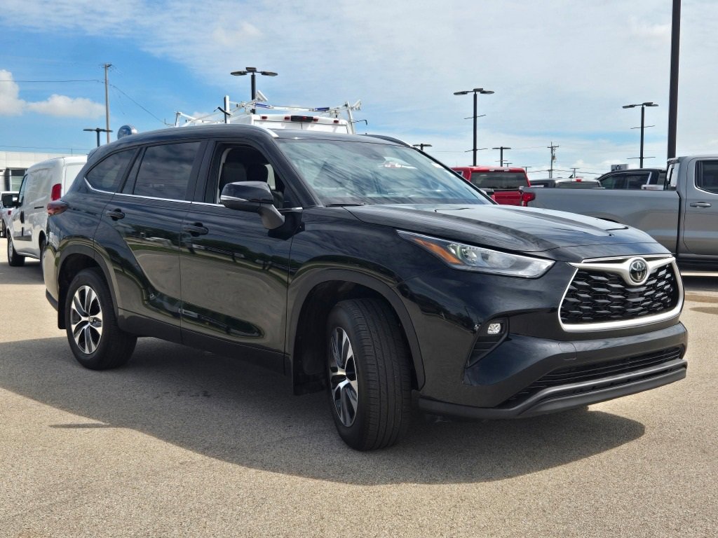 2024 Toyota Highlander LE photo 3