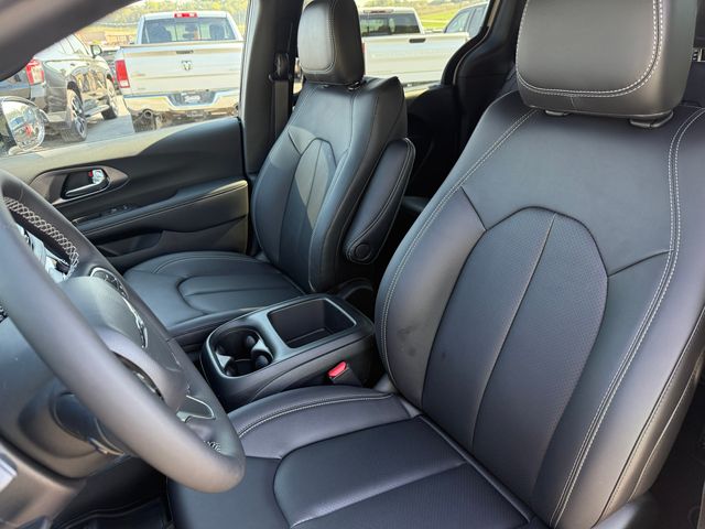 2026 Chrysler Pacifica photo 18