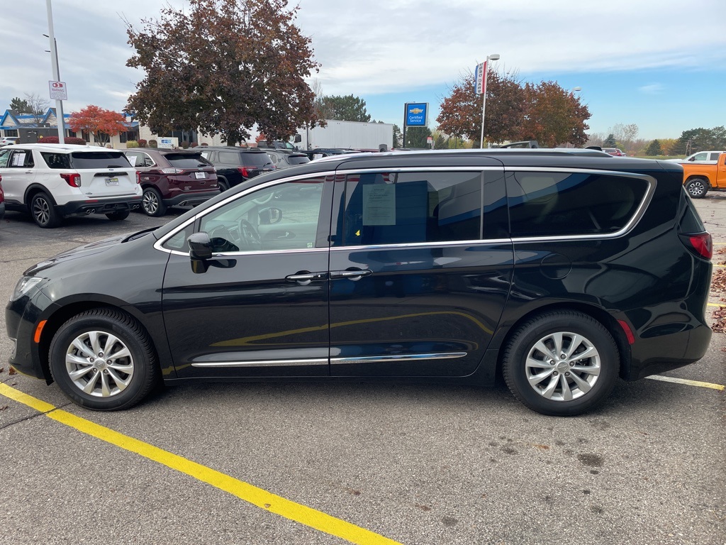 Used 2018 Chrysler Pacifica Touring L with VIN 2C4RC1BG7JR193706 for sale in Fowlerville, MI