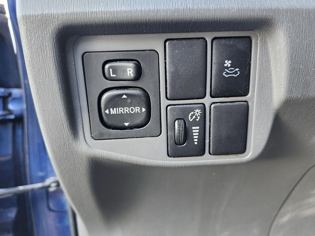 2010 Toyota Prius Three photo 14