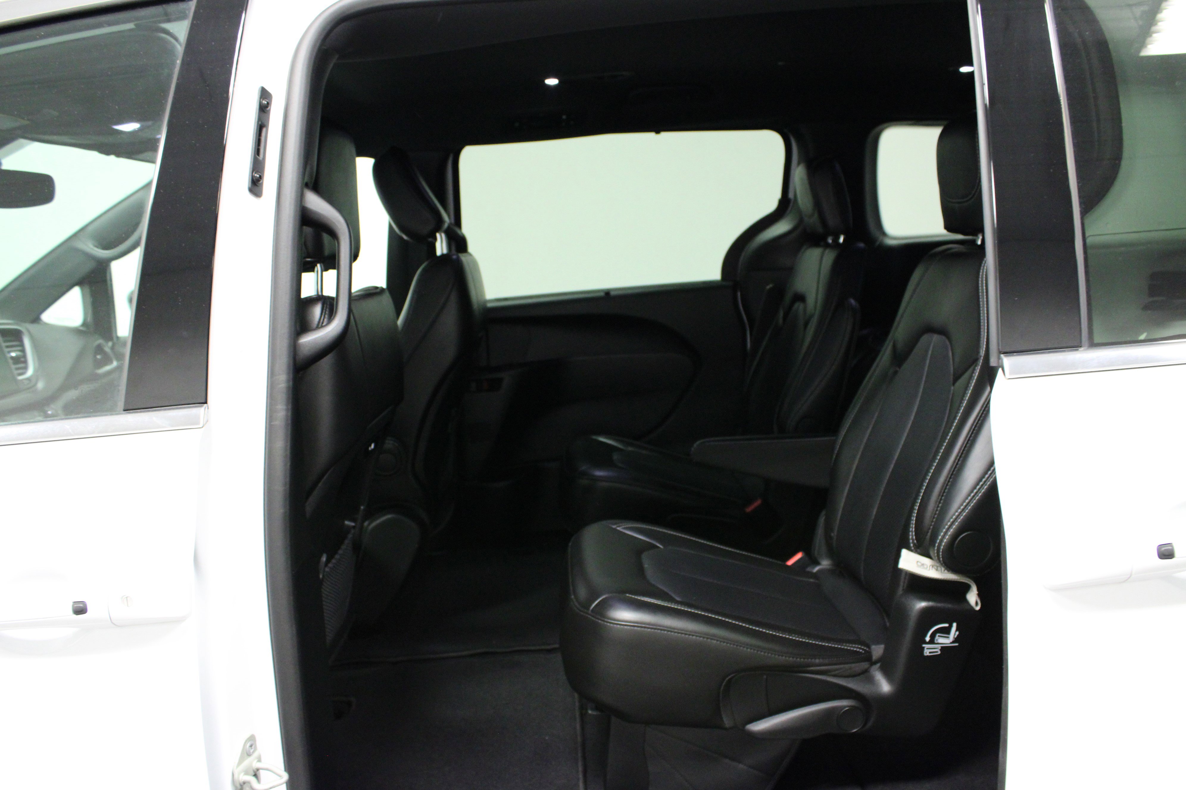2025 Chrysler Pacifica photo 12
