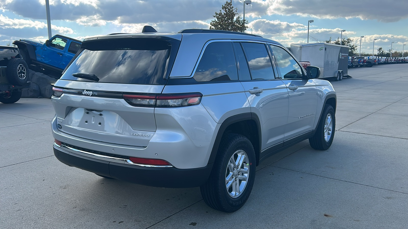 2025 Jeep Grand Cherokee Laredo photo 3