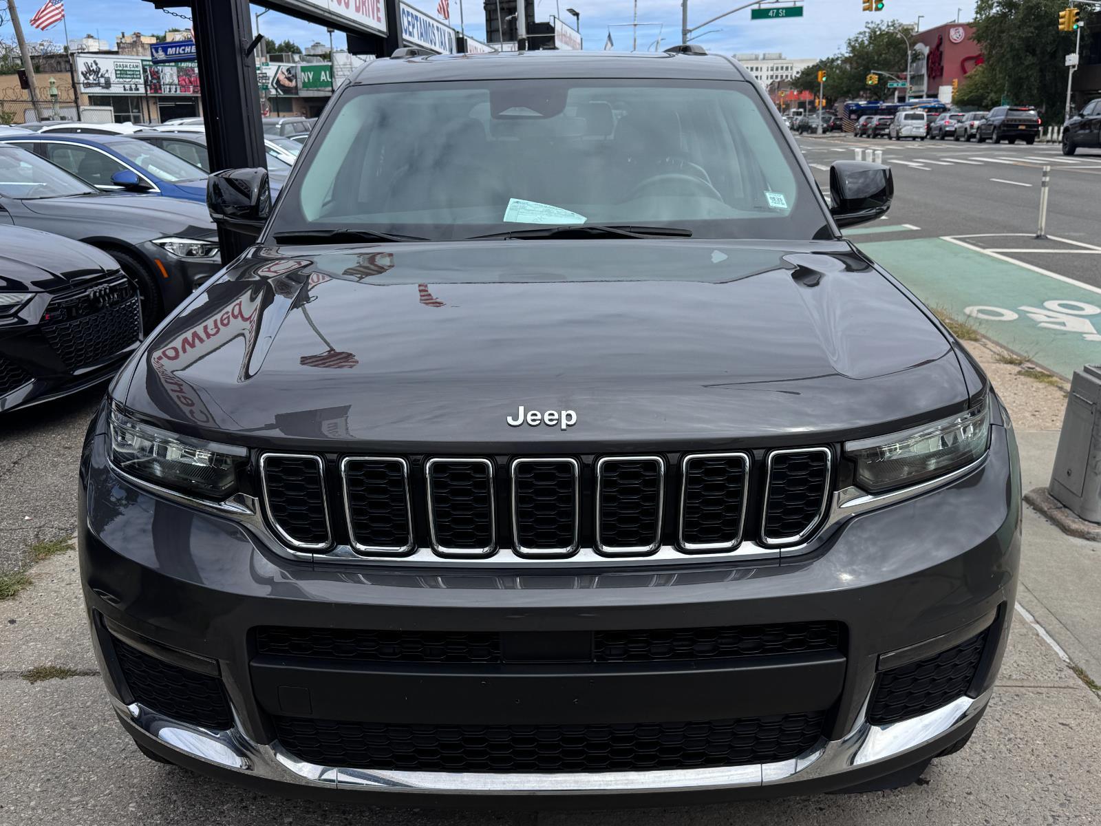 2022 Jeep Grand Cherokee Limited photo 2