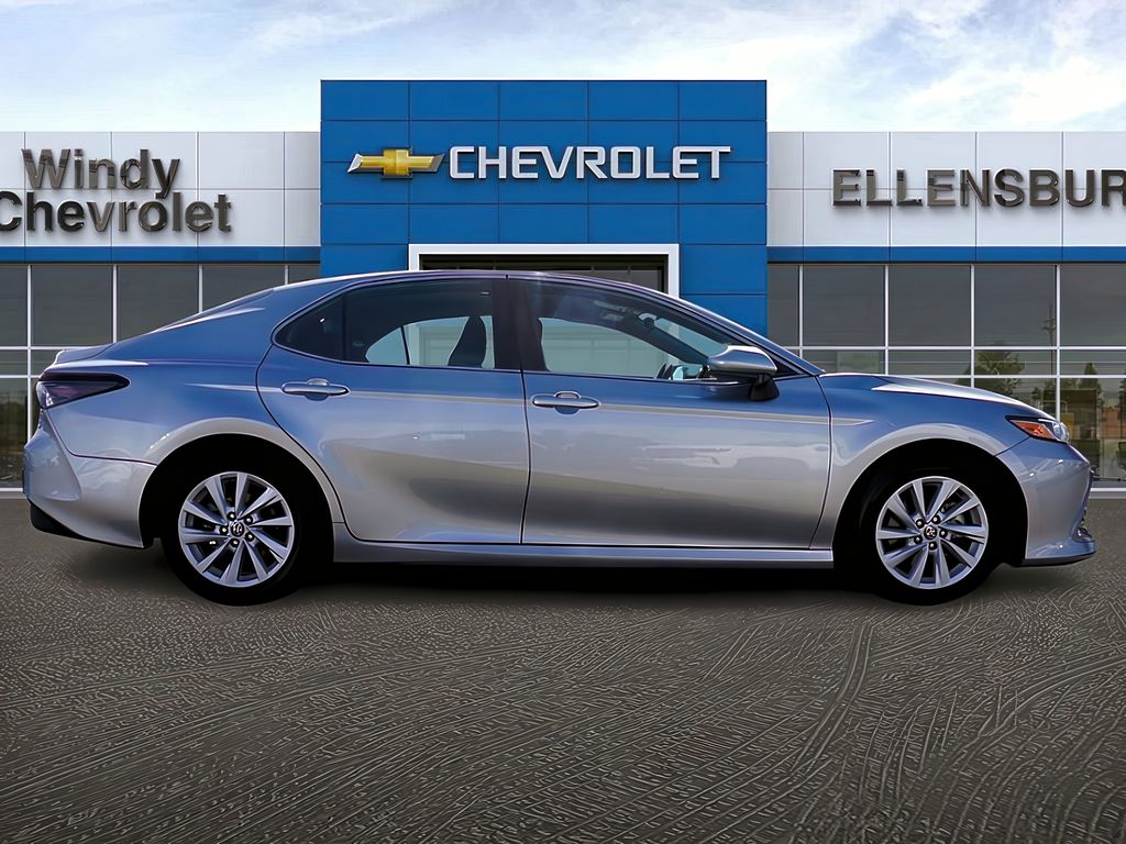 2022 Toyota Camry LE photo 5