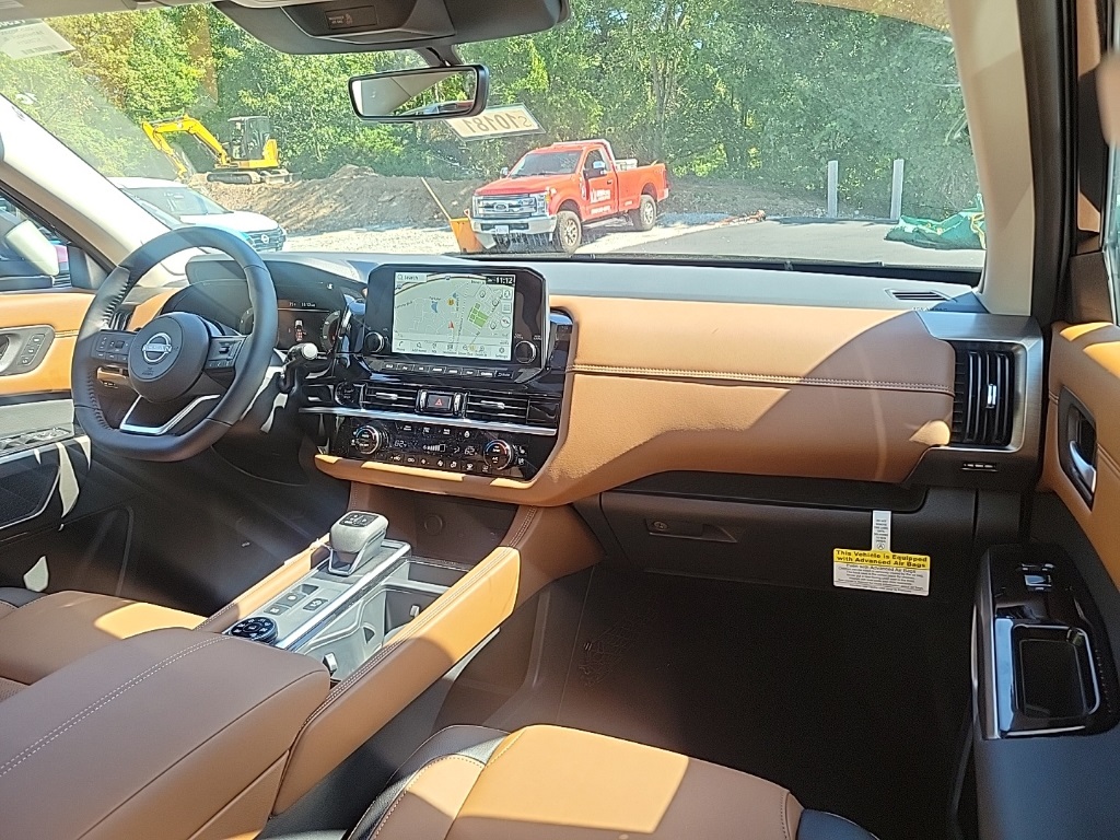 2025 Nissan Pathfinder Platinum photo 8