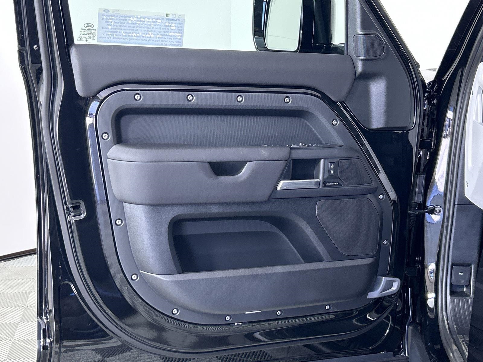2025 Land Rover Defender 110 S photo 21