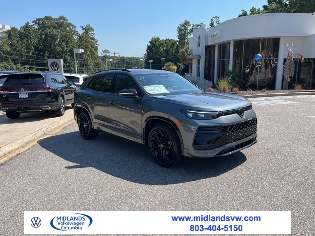 2025 Volkswagen Tiguan SE R-LINE BLACK's photo