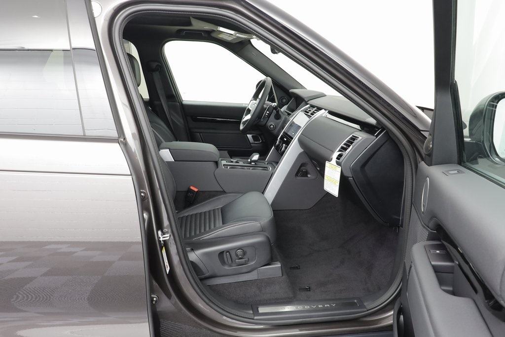 2025 Land Rover Discovery S photo 16