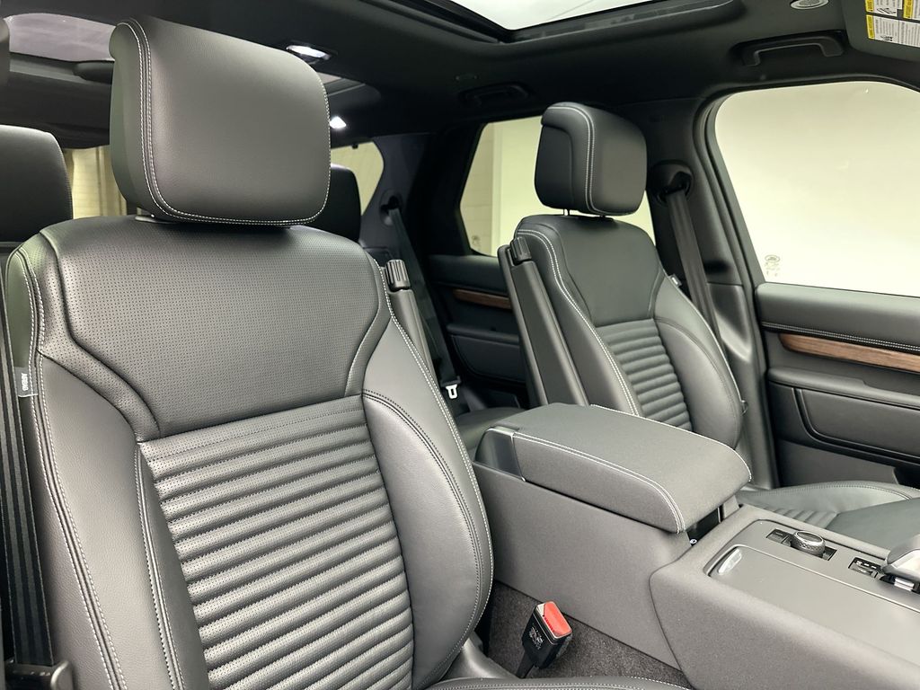 2025 Land Rover Discovery SE photo 4