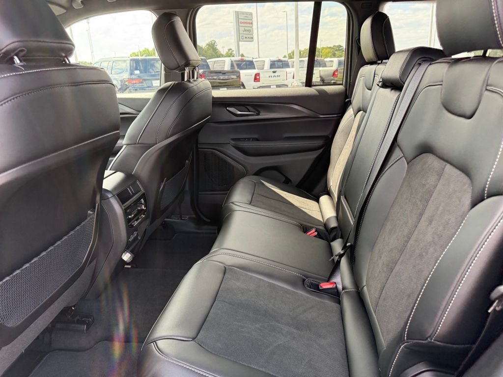 2025 Jeep Grand Cherokee Altitude photo 23