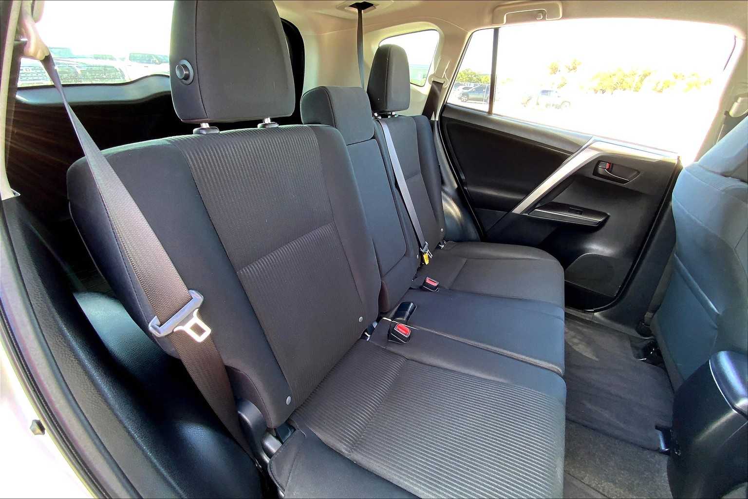 2018 Toyota RAV4 LE photo 18