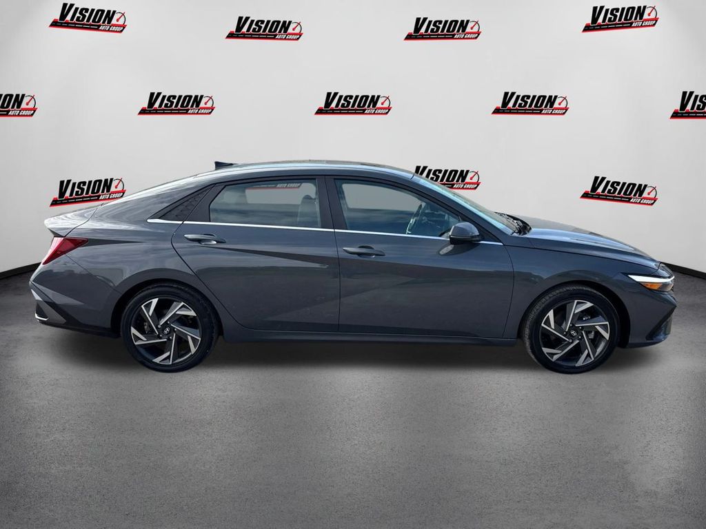 2024 Hyundai Elantra Hybrid Limited photo 4