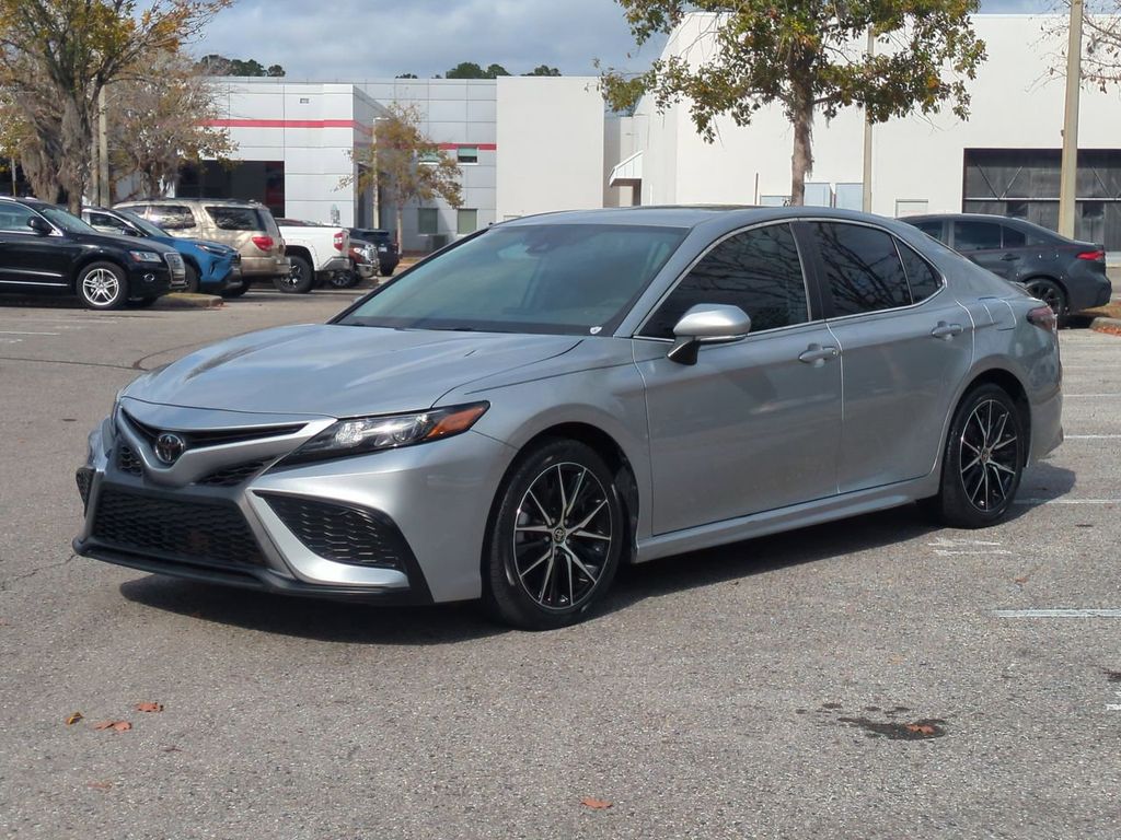 2022 Toyota Camry SE's photo
