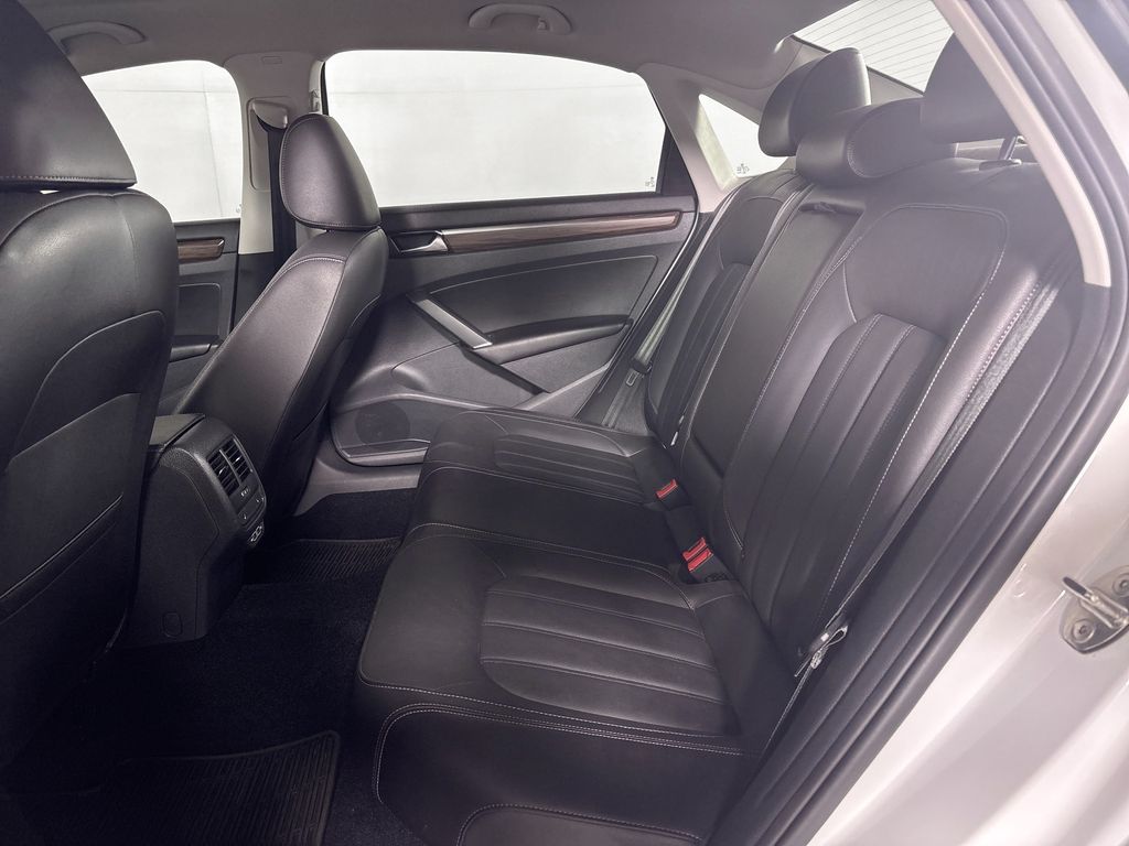 2020 Volkswagen Passat 2.0T SEL photo 17