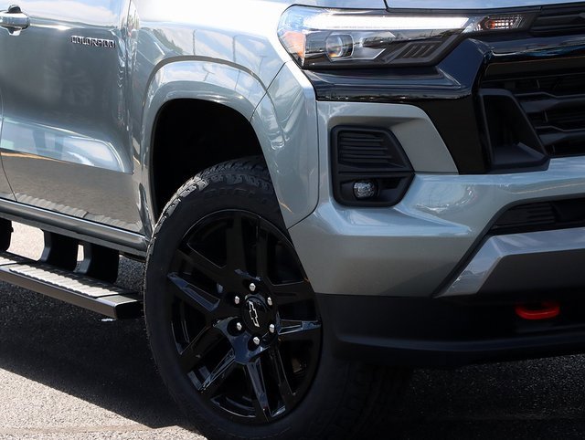 2025 Chevrolet Colorado Z71 photo 3