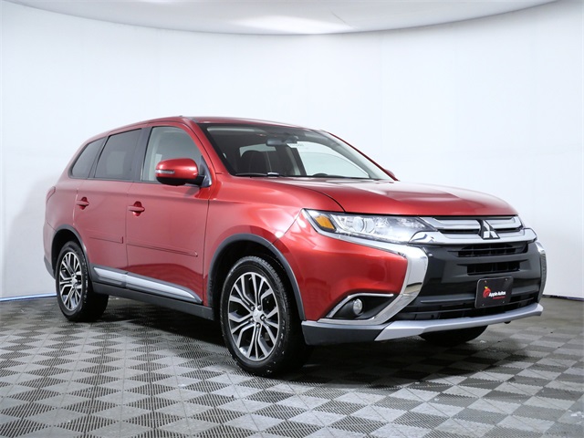 2016 Mitsubishi Outlander SE's photo