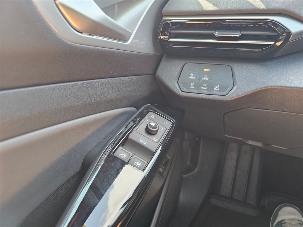 2023 Volkswagen ID.4 Pro Plus photo 28