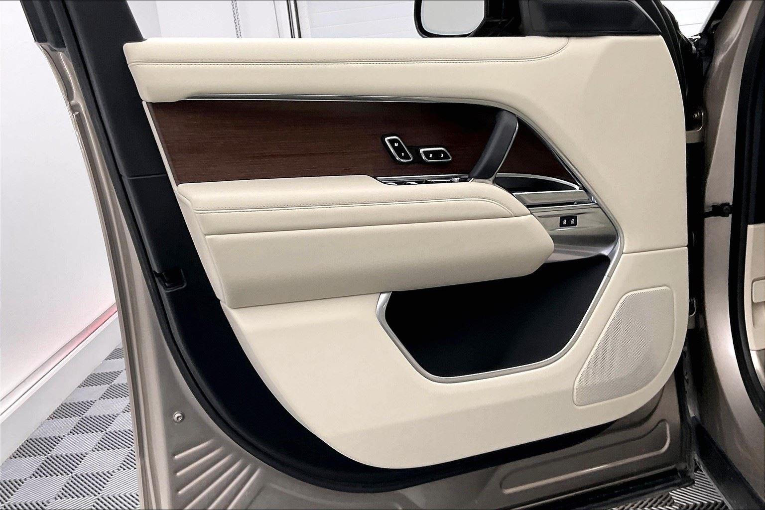 2025 Land Rover Range Rover SE photo 17