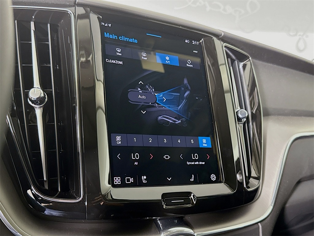 2025 Volvo XC60 B5 Core photo 15