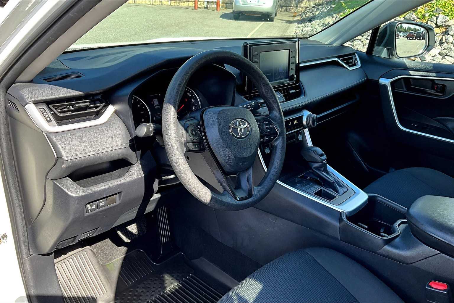 2022 Toyota RAV4 LE photo 8