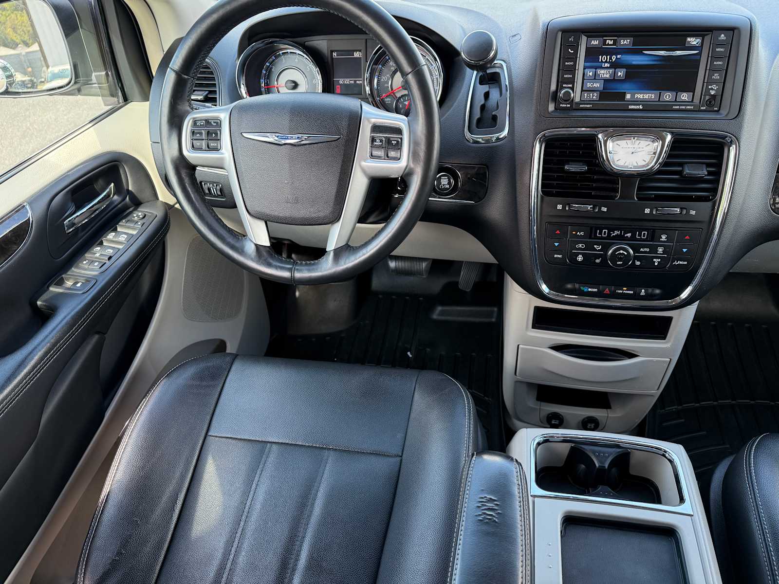 2016 Chrysler Town & Country Touring photo 21
