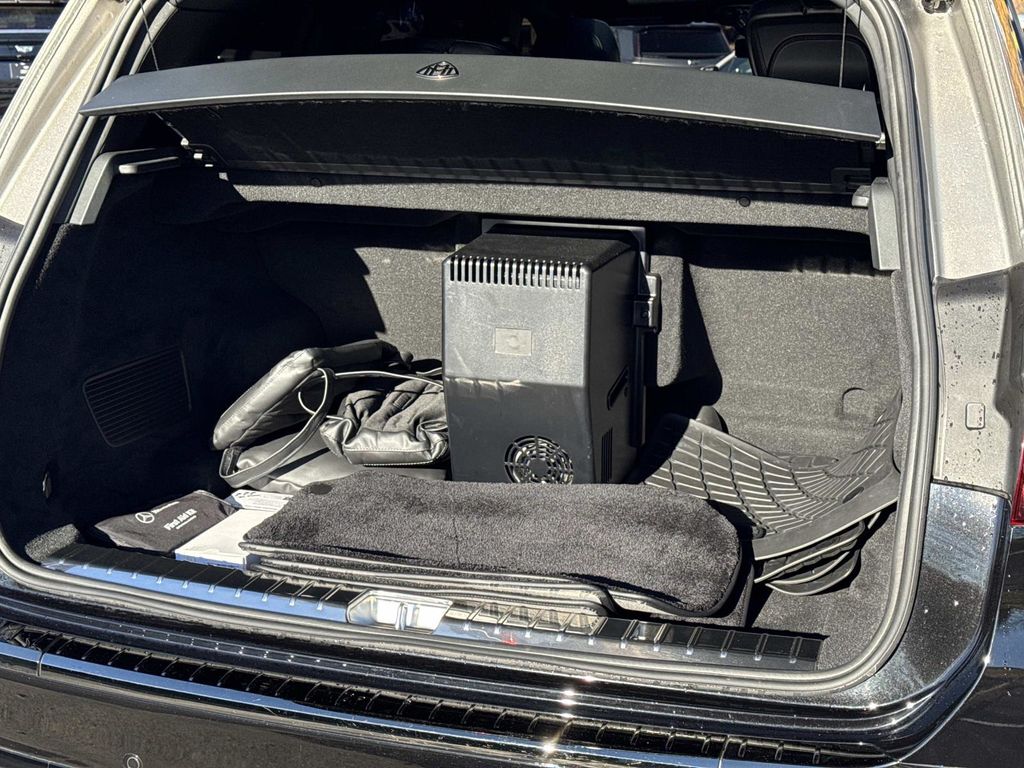 2025 Mercedes Benz GLS Maybach 600 4MATIC photo 3