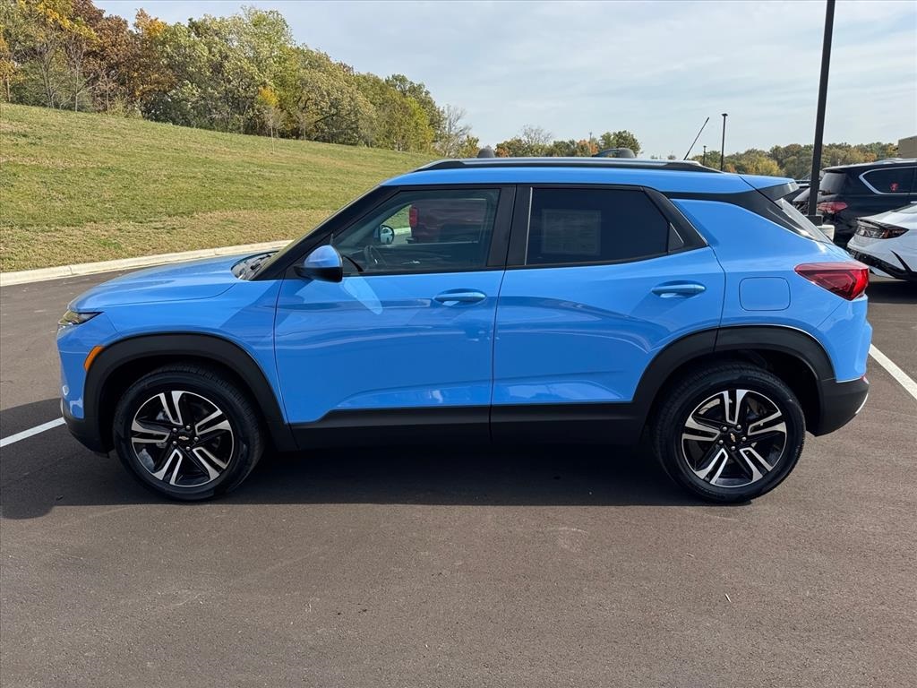 2024 Chevrolet Trailblazer LT photo 2