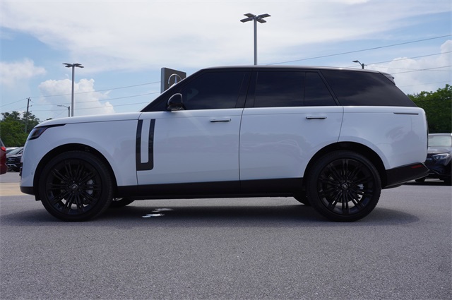 2023 Land Rover Range Rover SE photo 3