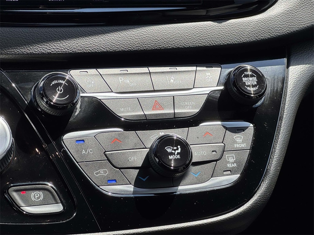 2025 Chrysler Voyager LX photo 19
