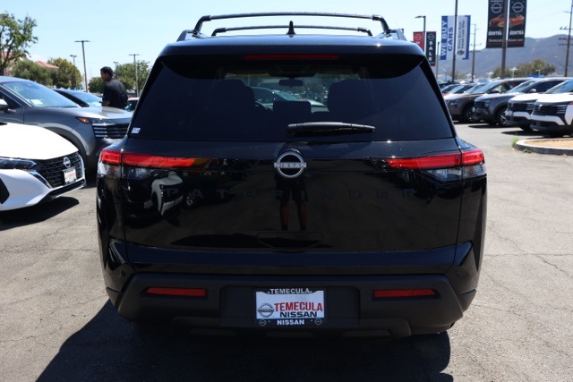 2025 Nissan Pathfinder SV photo 4