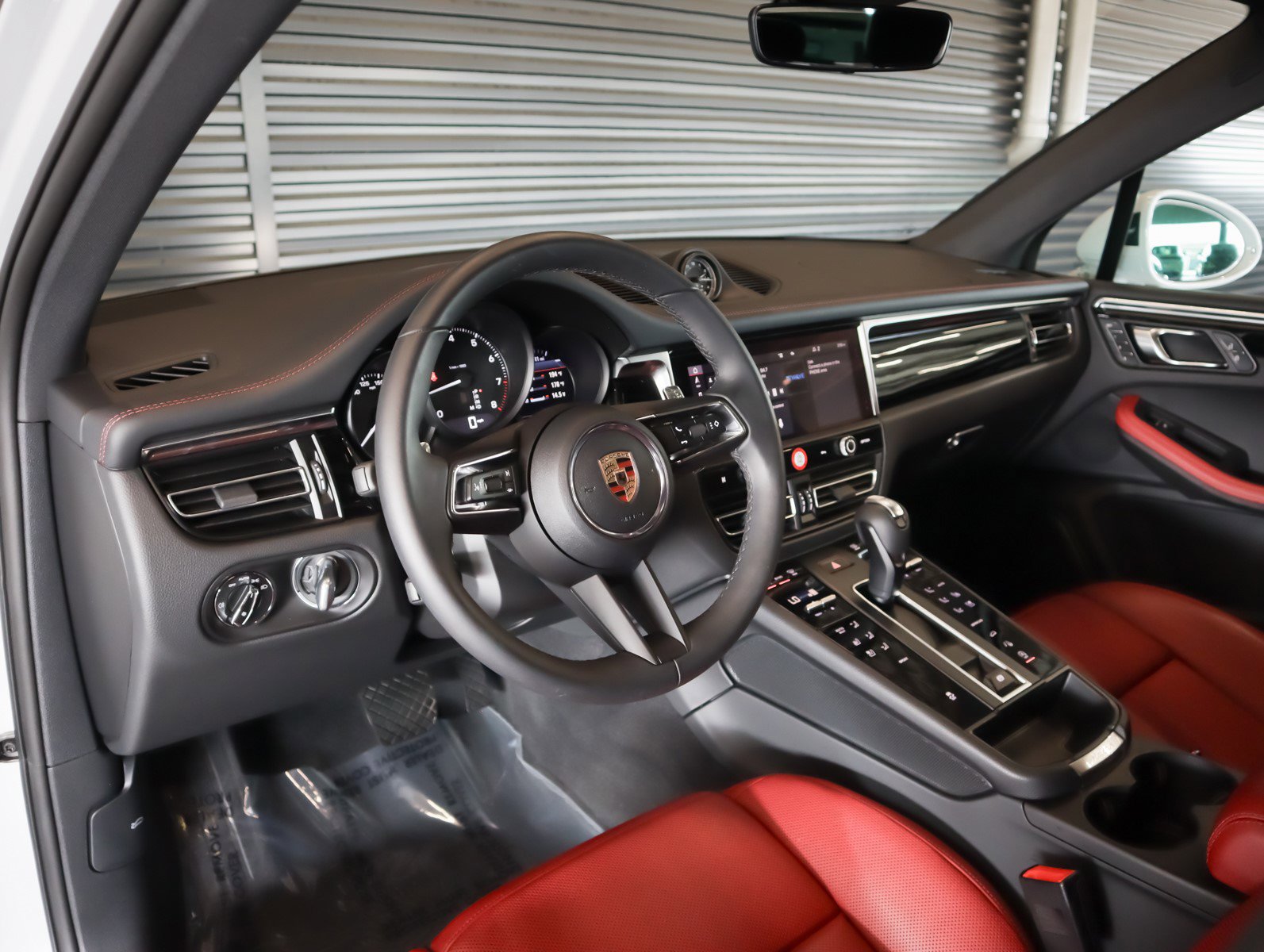 2025 Porsche Macan T photo 4