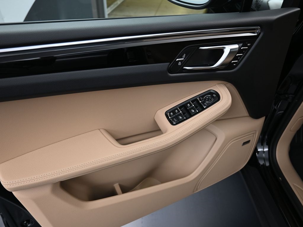 2026 Porsche Macan T photo 18
